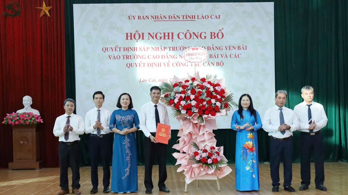 អនុប្រធានគណៈកម្មាធិការប្រជាជនខេត្ត ជូនកម្រងផ្កាអបអរសាទរសាលា។ z6951127236466-cd601847a12d161db1b6be0b7708686a.jpg