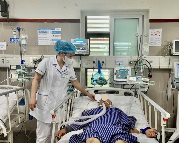 Bệnh nhân bị ngộ độc hoa chuông phải thở máy. Bệnh nhân bị ngộ độc hoa chuông phải thở máy.