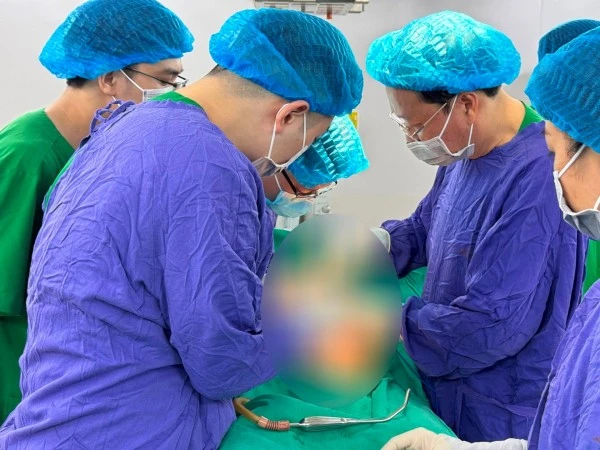 Các bác sĩ tại Bệnh viện Ung bướu Hà Nội thực hiện phẫu thuật cho bệnh nhân có khối u lớn bất thường vì chữa bệnh theo dân gian mà chưa được kiểm chứng.
