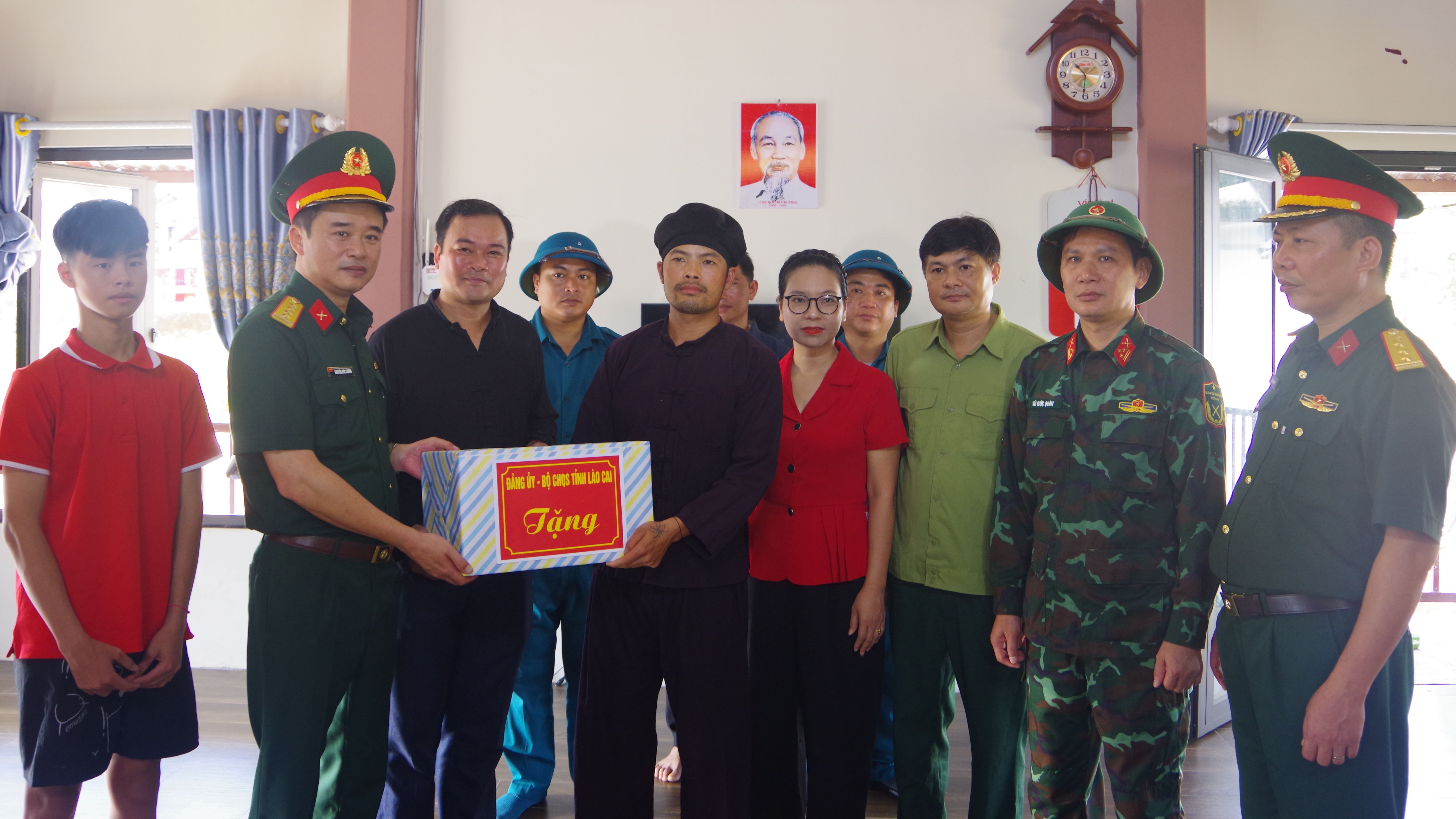 Đoàn công tác của Bộ CHQS tỉnh tặng quà các hộ gia đình. anh-3.jpg