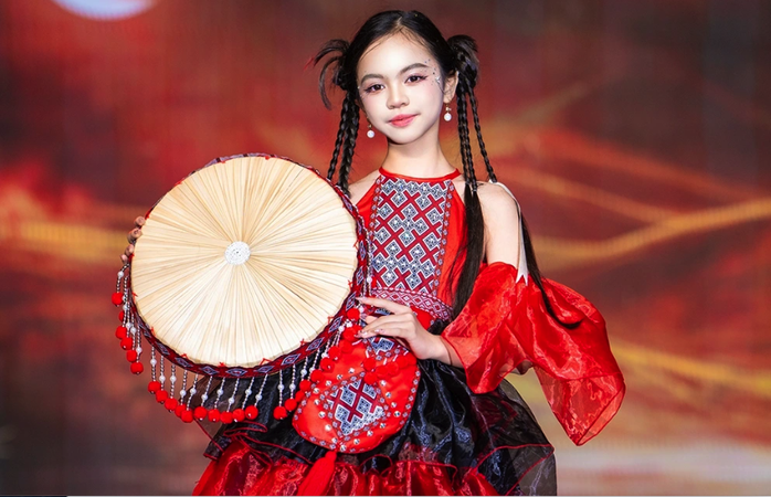 Bộ sưu tập lấy cảm hứng từ vẻ đẹp của hoa rừng Tây Bắc, kết hợp các họa tiết thổ cẩm. Bộ sưu tập lấy cảm hứng từ vẻ đẹp của hoa rừng Tây Bắc, kết hợp các họa tiết thổ cẩm.