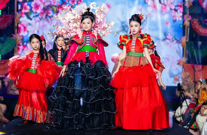 Văn hóa Tây Bắc được tái hiện rực rỡ trong "Vietnam Iconic Runway - Trạm di sản". Văn hóa Tây Bắc được tái hiện rực rỡ trong "Vietnam Iconic Runway - Trạm di sản".