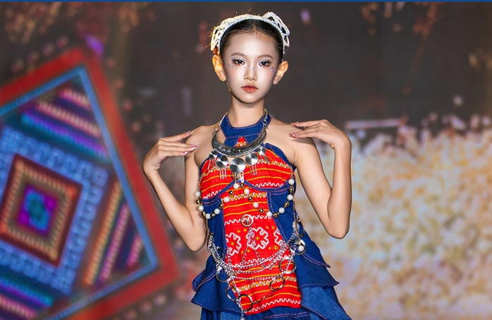 Show diễn mang đến một trải nghiệm nghệ thuật độc đáo, kết hợp giữa thời trang, âm nhạc và sắp đặt sáng tạo. Show diễn mang đến một trải nghiệm nghệ thuật độc đáo, kết hợp giữa thời trang, âm nhạc và sắp đặt sáng tạo.