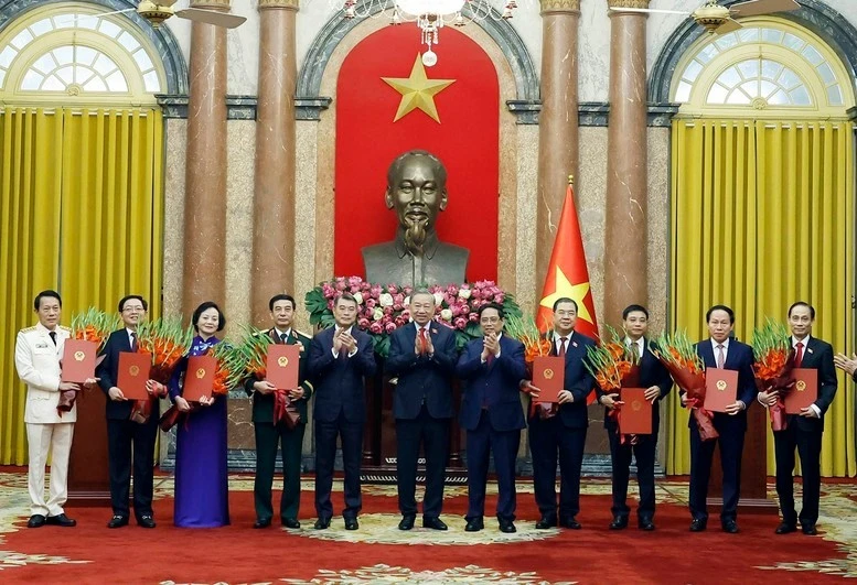Tổng Bí thư, Chủ tịch nước Tô Lâm trao Quyết định bổ nhiệm cho 6 Phó Thủ tướng và Bộ trưởng Công an, Bộ trưởng Ngoại giao. Thủ tướng Lê Minh Hưng và nguyên Thủ tướng Phạm Minh Chính tặng hoa chúc mừng các đồng chí mới được bổ nhiệm.