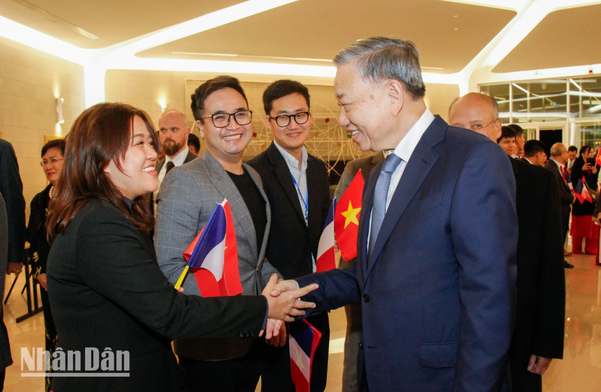 Cộng đồng người Việt Nam tại Pháp chào đón Tổng Bí thư, Chủ tịch nước Tô Lâm tại sân bay Orly.