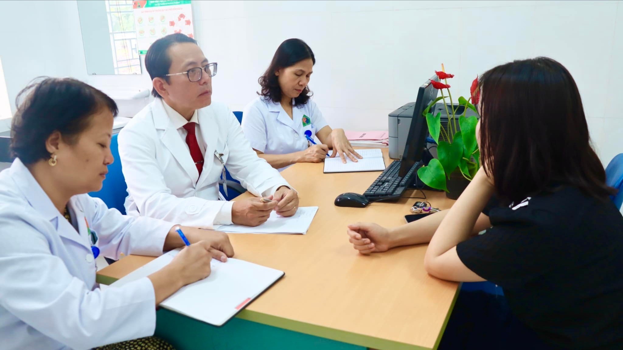 GS, TS khoa học, bác sĩ Dương Quý Sỹ trực tiếp khám và tư vấn cho người bệnh. 482253823-1186594133227349-1181952849062897444-n-517.jpg