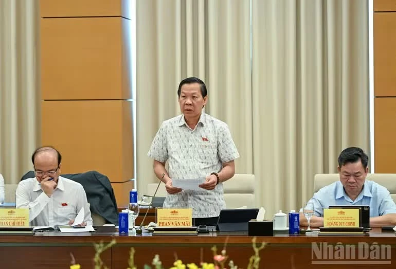 Chủ nhiệm Ủy ban Kinh tế và Tài chính Phan Văn Mãi nêu quan điểm thẩm tra.