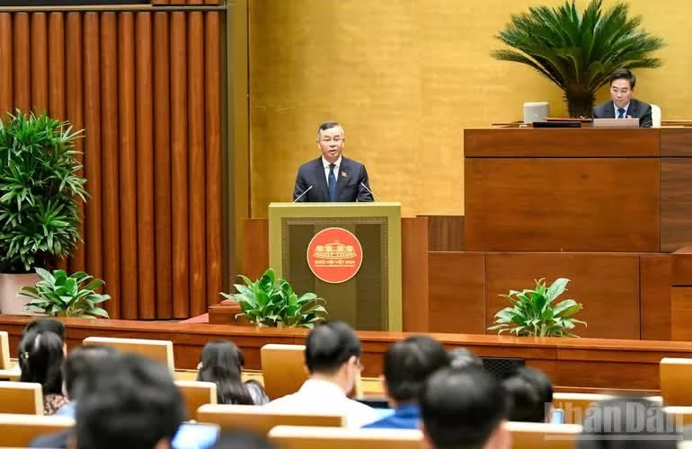 Bộ trưởng Tài chính Ngô Văn Tuấn trình bày tờ trình của Chính phủ. (Ảnh: DUY LINH)