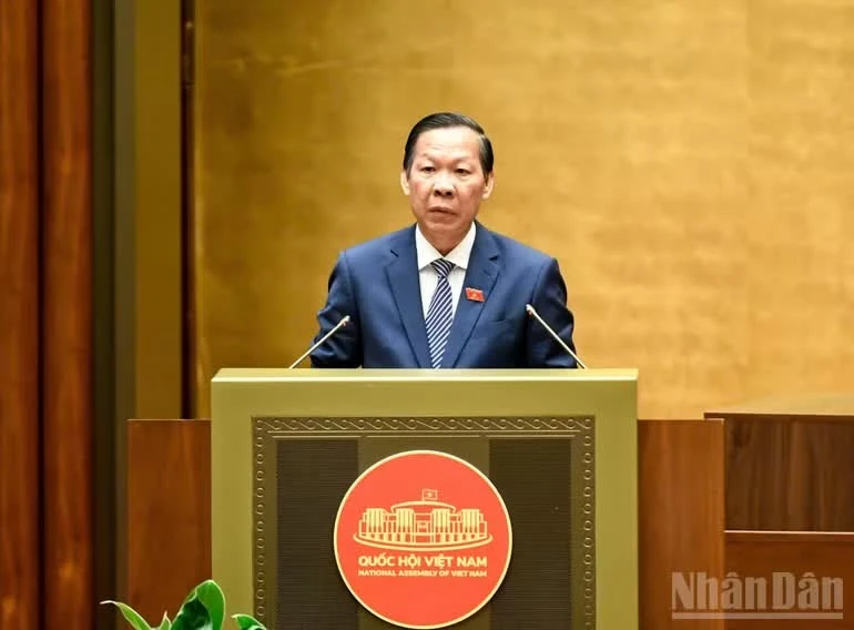 Chủ nhiệm Ủy ban Kinh tế và Tài chính Phan Văn Mãi nêu quan điểm thẩm tra.