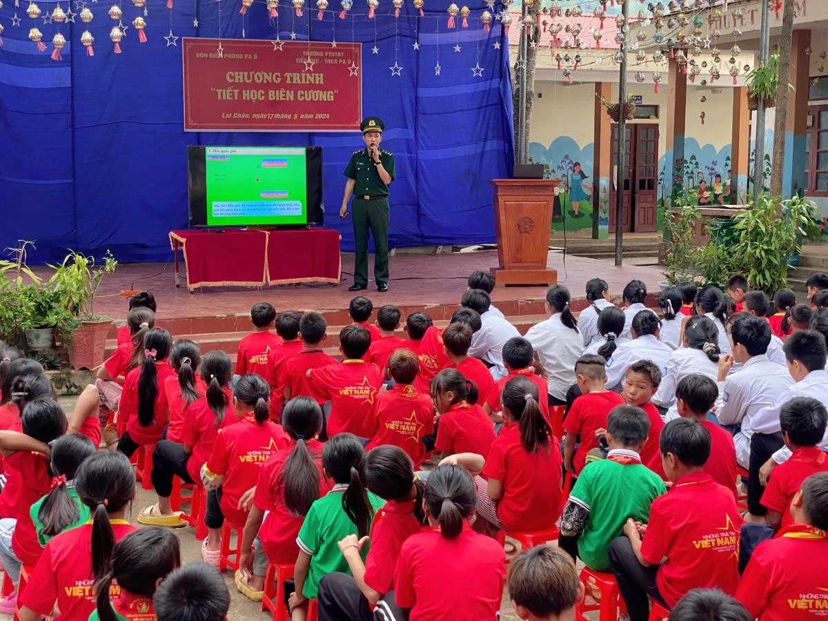Cán bộ Đồn Biên phòng Pa Ủ, BĐBP Lai Châu giới thiệu kiến thức về Luật Biên phòng Việt Nam cho các em học sinh Trường Phổ thông dân tộc bán trú Tiểu học-Trung học cơ sở Pa Ủ, huyện Mường Tè, tỉnh Lai Châu.
