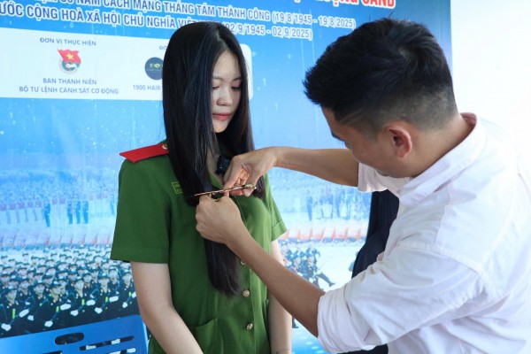 Female student Tran Phan Thu Huong volunteered to participate in the program Nữ sinh Trần Phan Thu Hương tình nguyện tham gia chương trình “hiến tóc, tặng cho bệnh nhân ung thư”.
