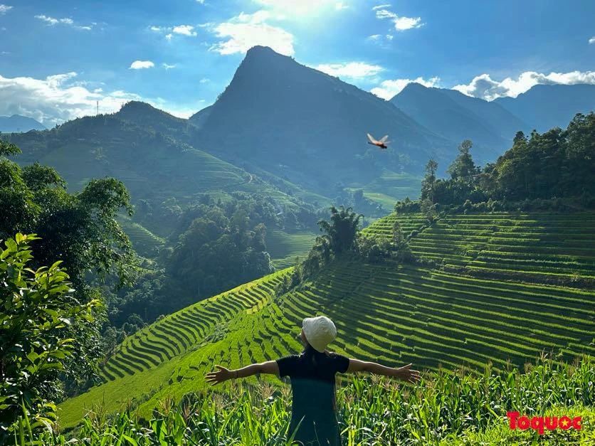 "Tôi luôn lựa chọn Sapa là nơi "chữa lành". Với tôi không khí cũng như cảnh vật, con người nơi đây thật dễ chịu. Không khí lúc nào cũng mát mẻ và trong lành." - Chị Bích Ngọc - du khách đến từ Hà Nội chia sẻ.