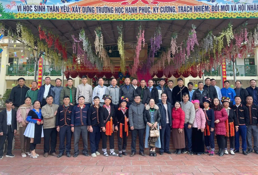 Học viên lớp xóa mù chữ thuộc Trung tâm Học tập cộng đồng xã Si Ma Cai chụp ảnh lưu niệm cùng lãnh đạo xã.