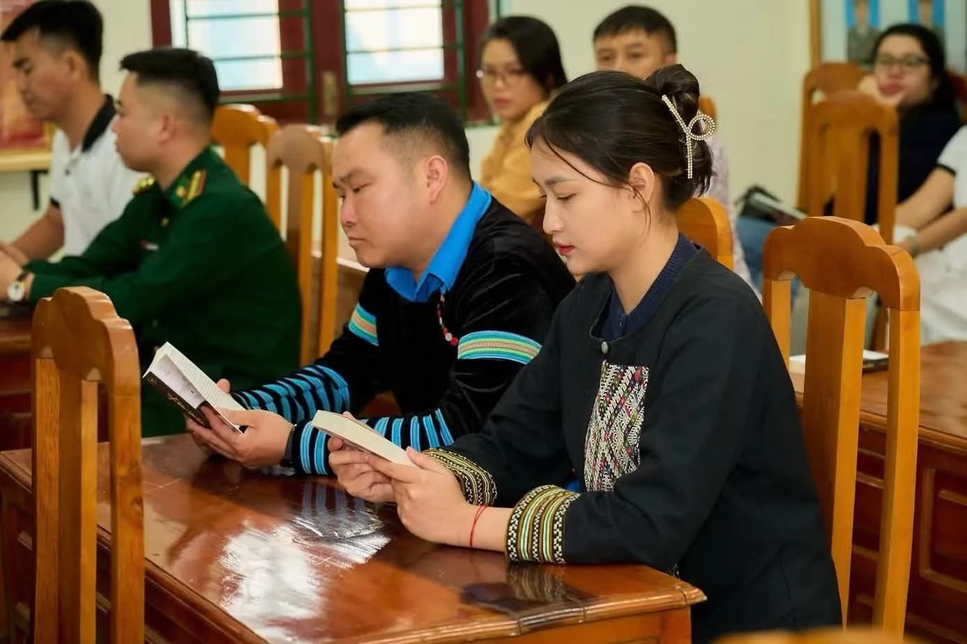 Sùng A Tủa (thứ hai từ phải sang) khát khao lan tỏa mạnh mẽ hơn những giá trị văn hóa đặc sắc của quê hương bằng những tư duy mới học hỏi từ những cuốn sách quý.