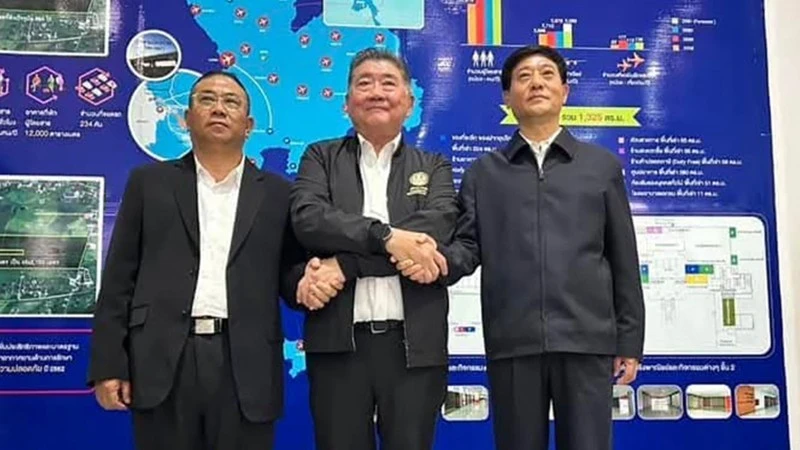 Phó Thủ tướng kiêm Bộ trưởng Quốc phòng Thái Lan Phumtham Wechayachai (giữa) gặp đại diện Trung Quốc và Myanmar bàn biện pháp phòng chống tội phạm viễn thông.