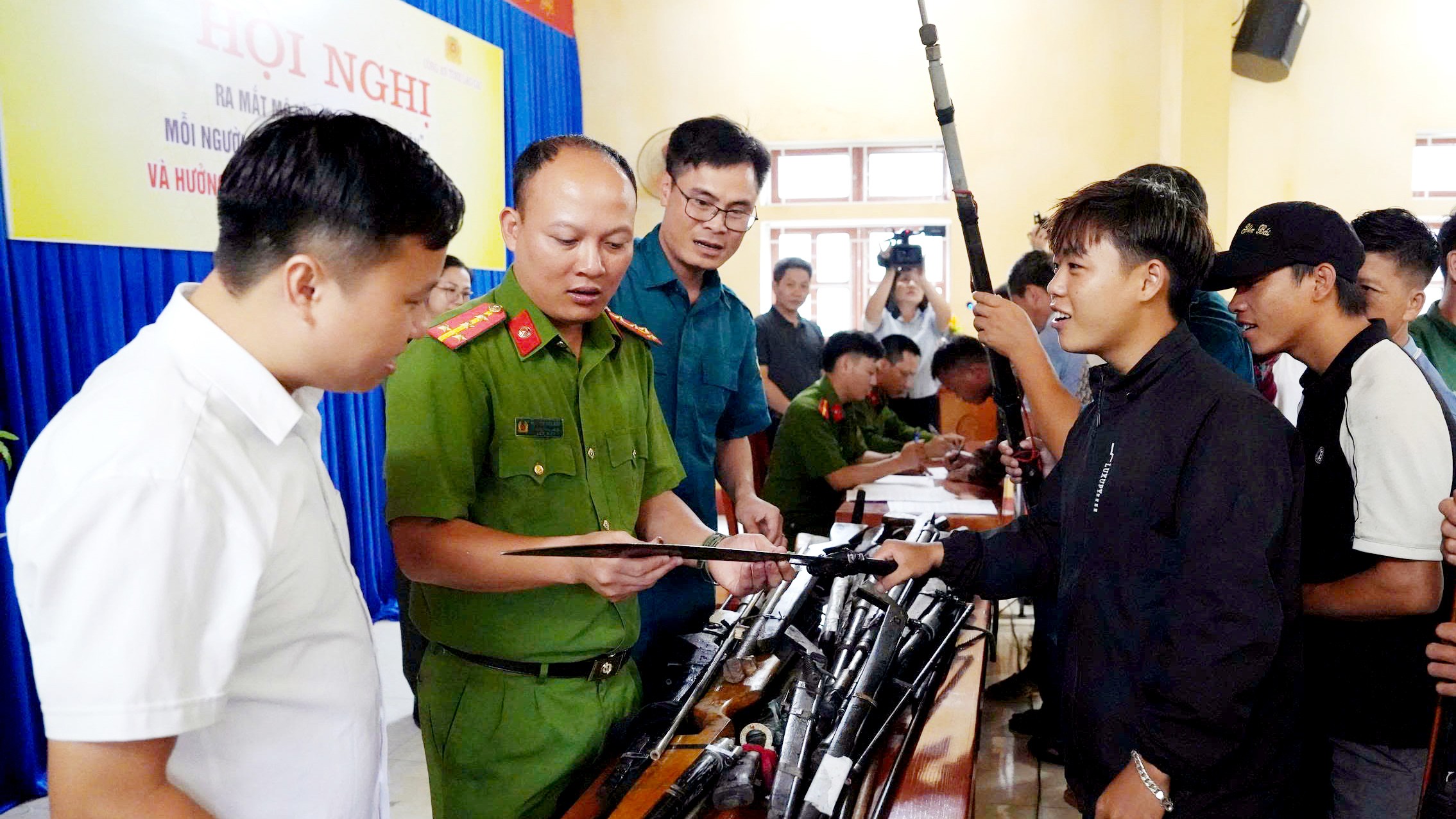 Công an xã Tân Hợp vận động người dân giao nộp vũ khí, súng tự chế. anh-1-2.jpg
