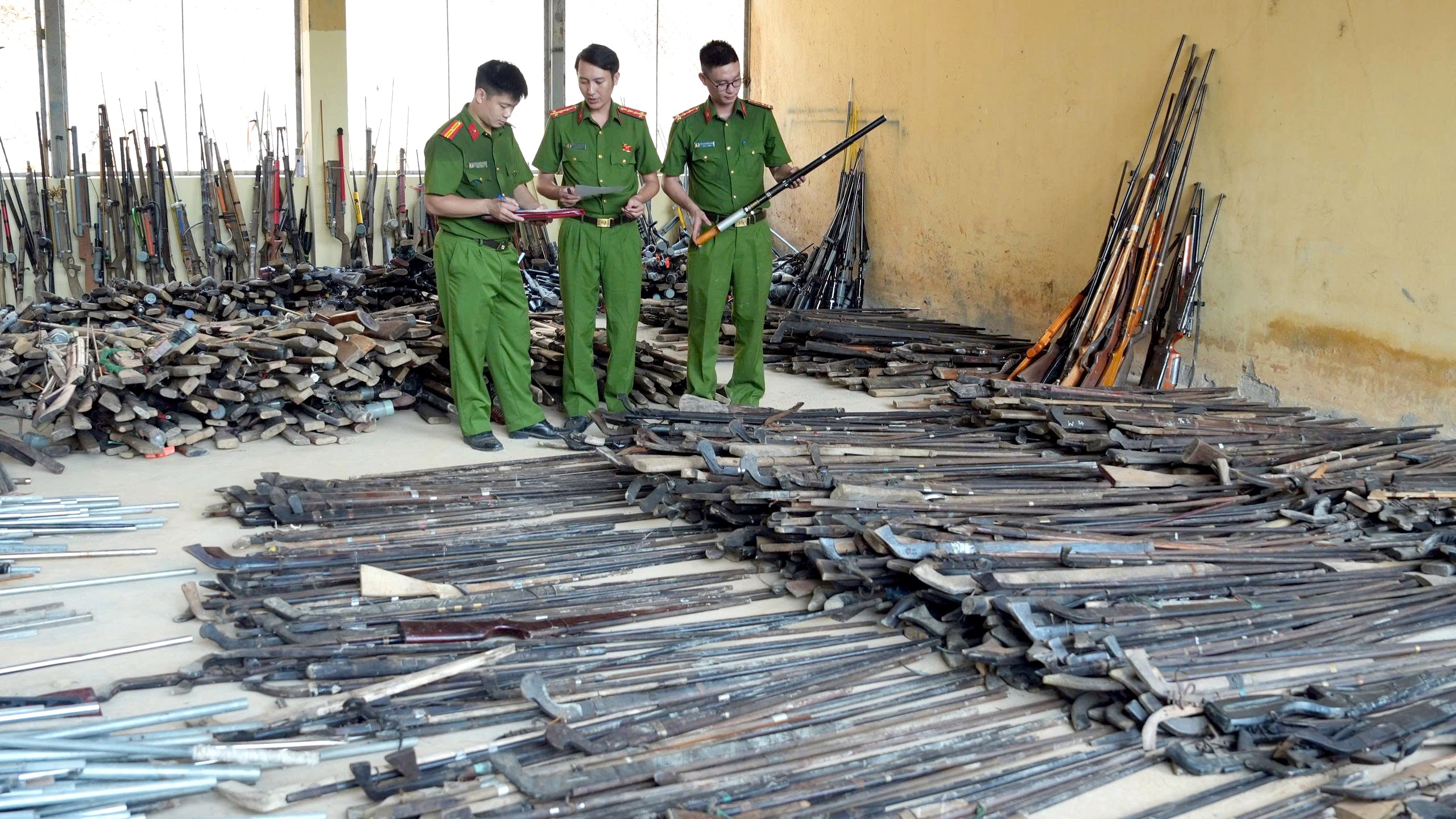 Kiểm đếm súng tự chế được vận động thu hồi. anh-2-2.jpg