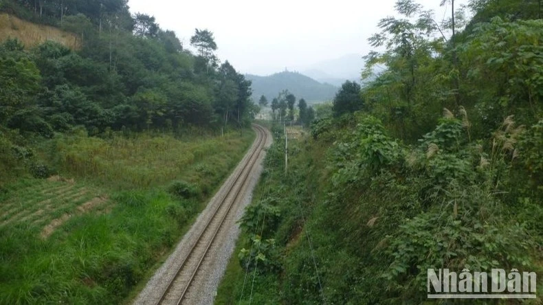 Tuyến đường sắt Lào Cai - Hà Nội - Hải Phòng hiện hữu khổ 1.000mm, khai thác đã lâu, hạ tầng xuống cấp, lạc hậu.