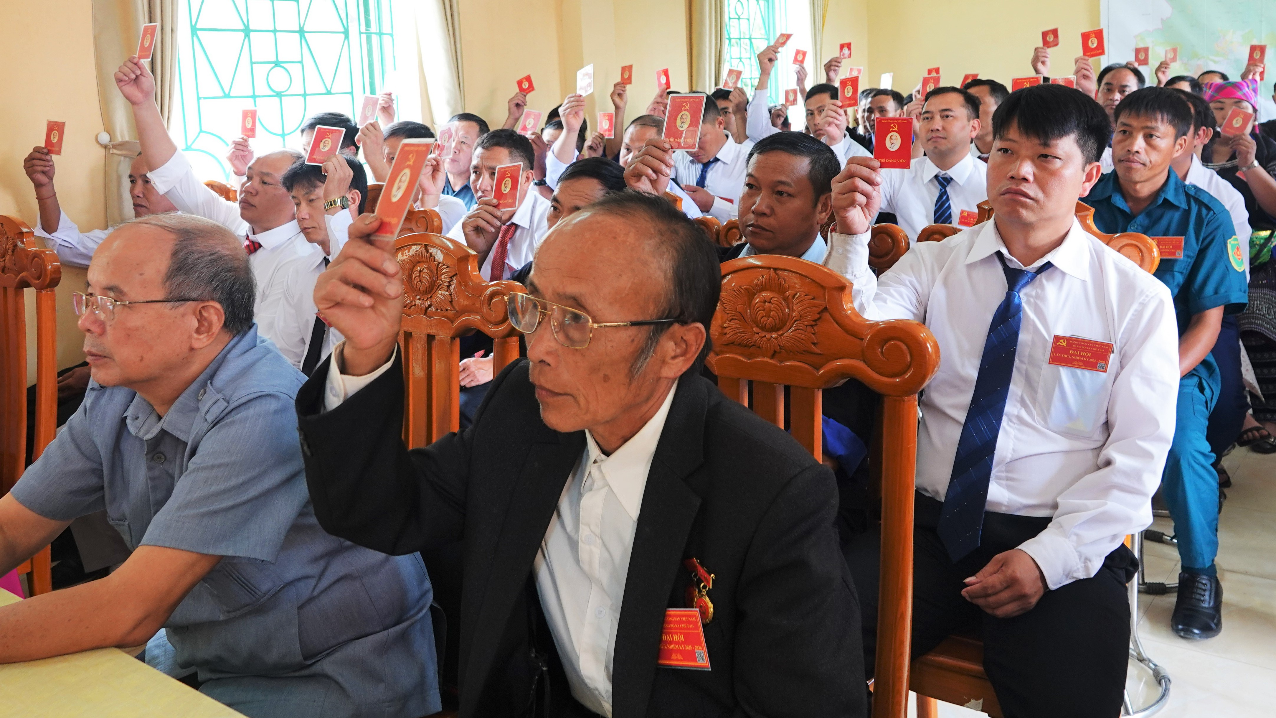 Đại biểu biểu quyết thông qua nghị quyết đại hội. anh-dai-hoi-6.jpg