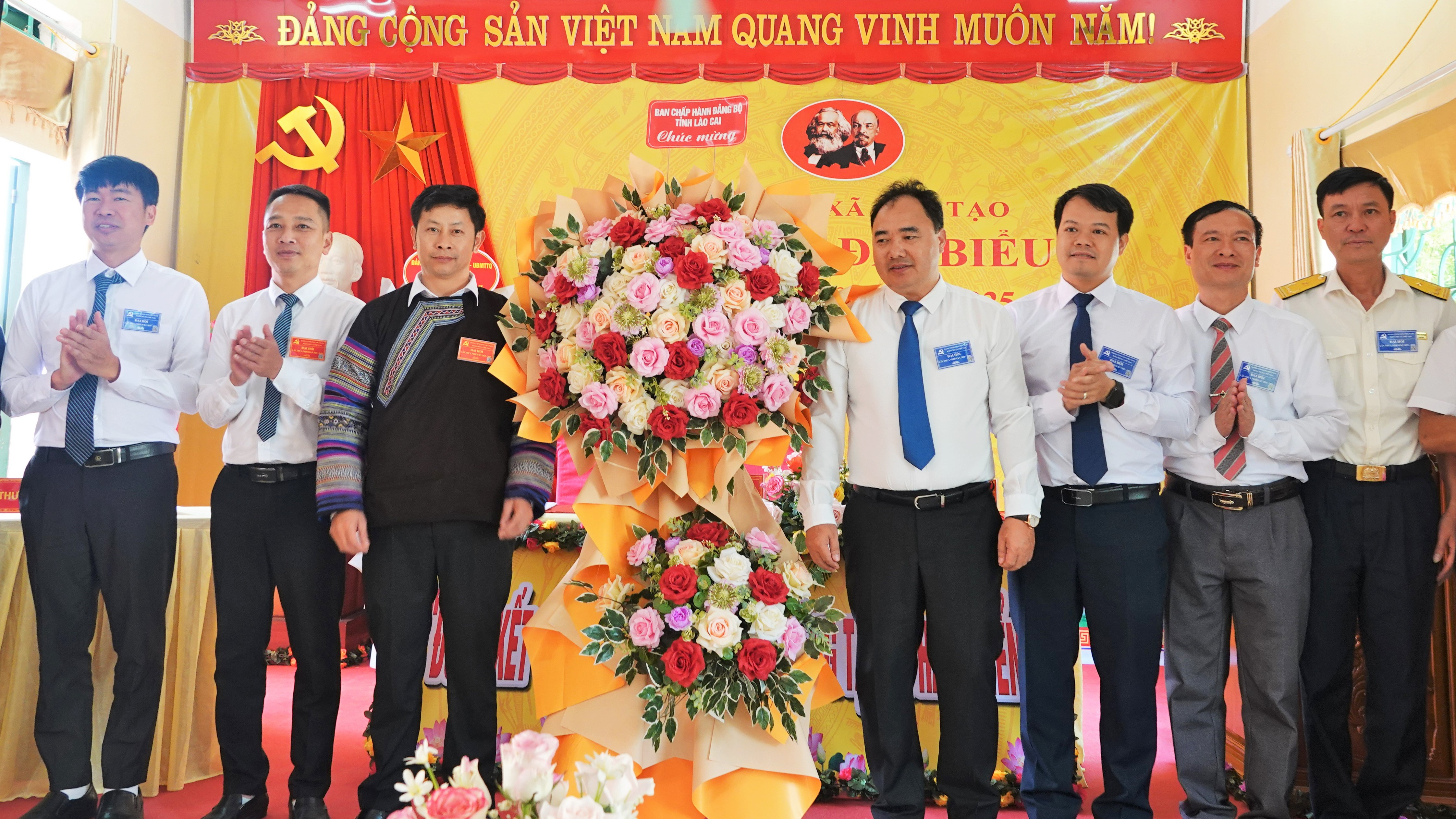 Các đại biểu tặng hoa chúc mừng đại hội. anh-dai-hoi-4.jpg