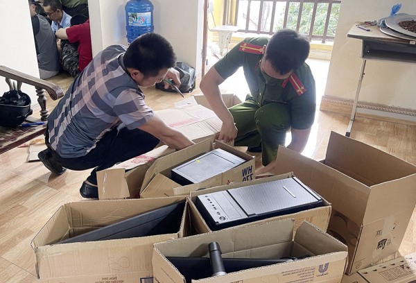 Lực lượng chức năng thu giữ nhiều tang vật là máy tính. Lực lượng chức năng thu giữ nhiều tang vật là máy tính.