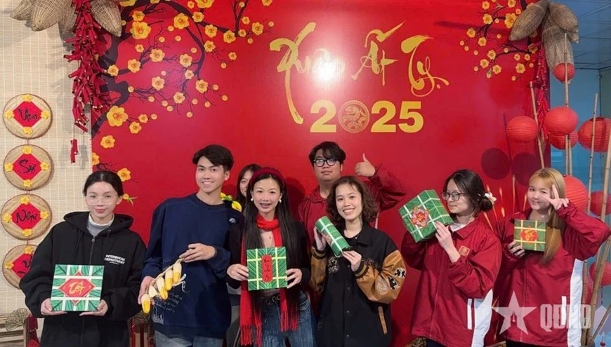 Bạn La Quế Anh (người quàng khăn) cảm thấy Tết Việt rất ấm áp.