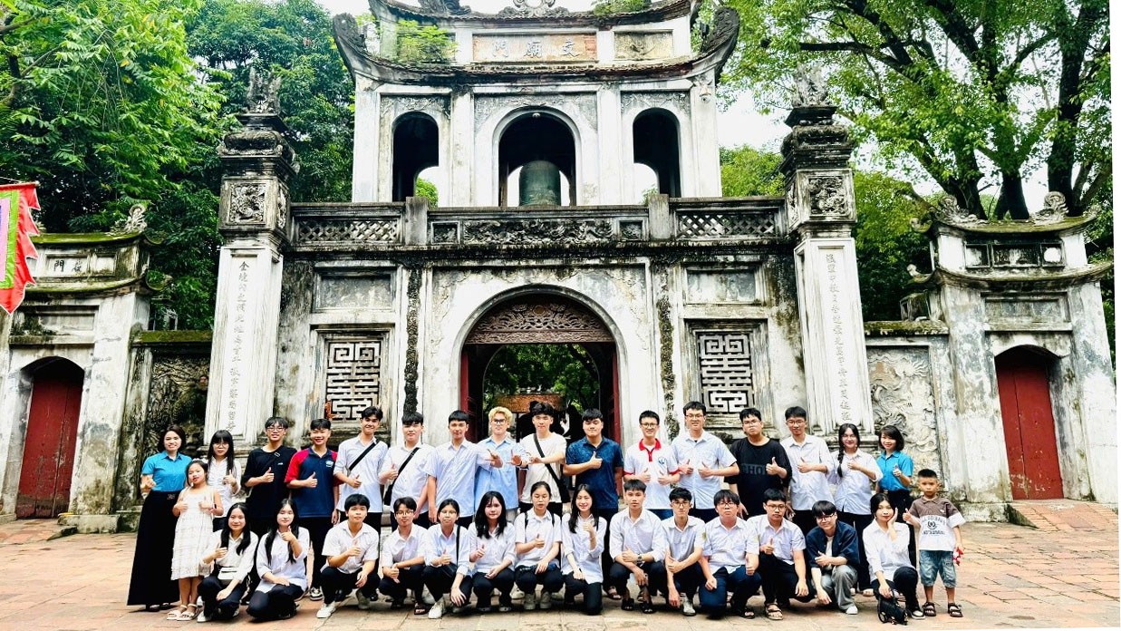 Đoàn học sinh tham quan Văn miếu – Quốc Tử Giám. 1-2841.jpg