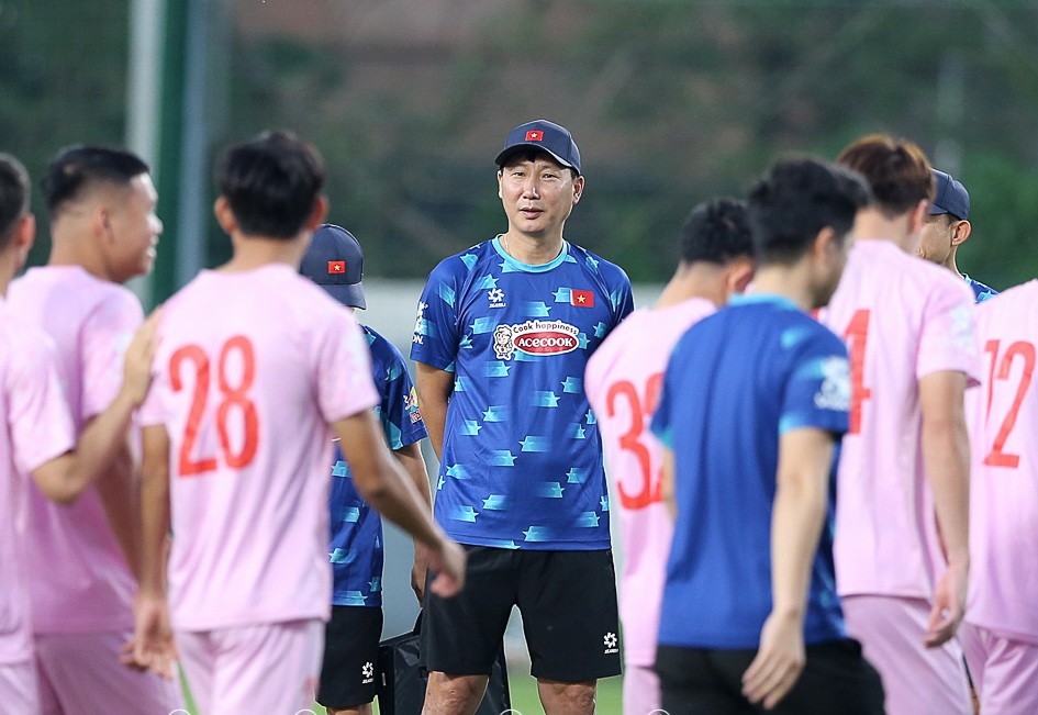 HLV Kim Sang-sik sau khi hoàn thành mục tiêu vô địch AFF Cup sẽ tiếp tục chinh phục đỉnh cao SEA Games và tìm vé chơi vòng chung kết Asian Cup 2027. HLV Kim Sang-sik sau khi hoàn thành mục tiêu vô địch AFF Cup sẽ tiếp tục chinh phục đỉnh cao SEA Games và tìm vé chơi vòng chung kết Asian Cup 2027.