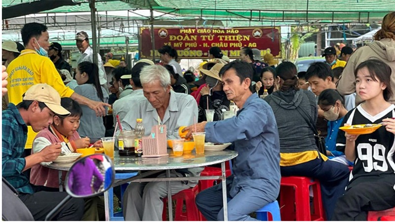 Một quán cơm từ thiện của tín đồ Phật giáo Hòa Hảo xã Mỹ Phú (huyện Châu Phú, tỉnh An Giang). untitled-1.jpg