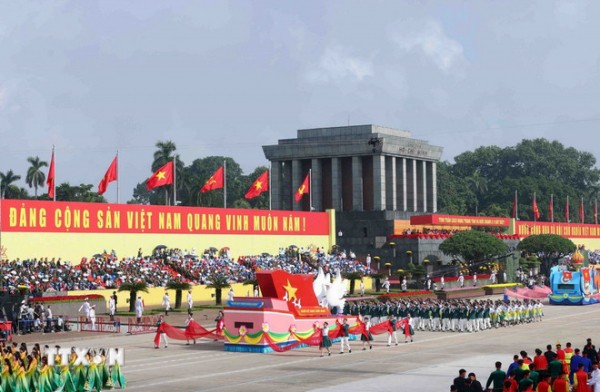 Khối Kiều bào Việt Nam diễu qua Lễ đài trong Lễ diễu binh, diễu hành kỷ niệm 80 năm Cách mạng tháng Tám thành công và Quốc khánh 2/9.