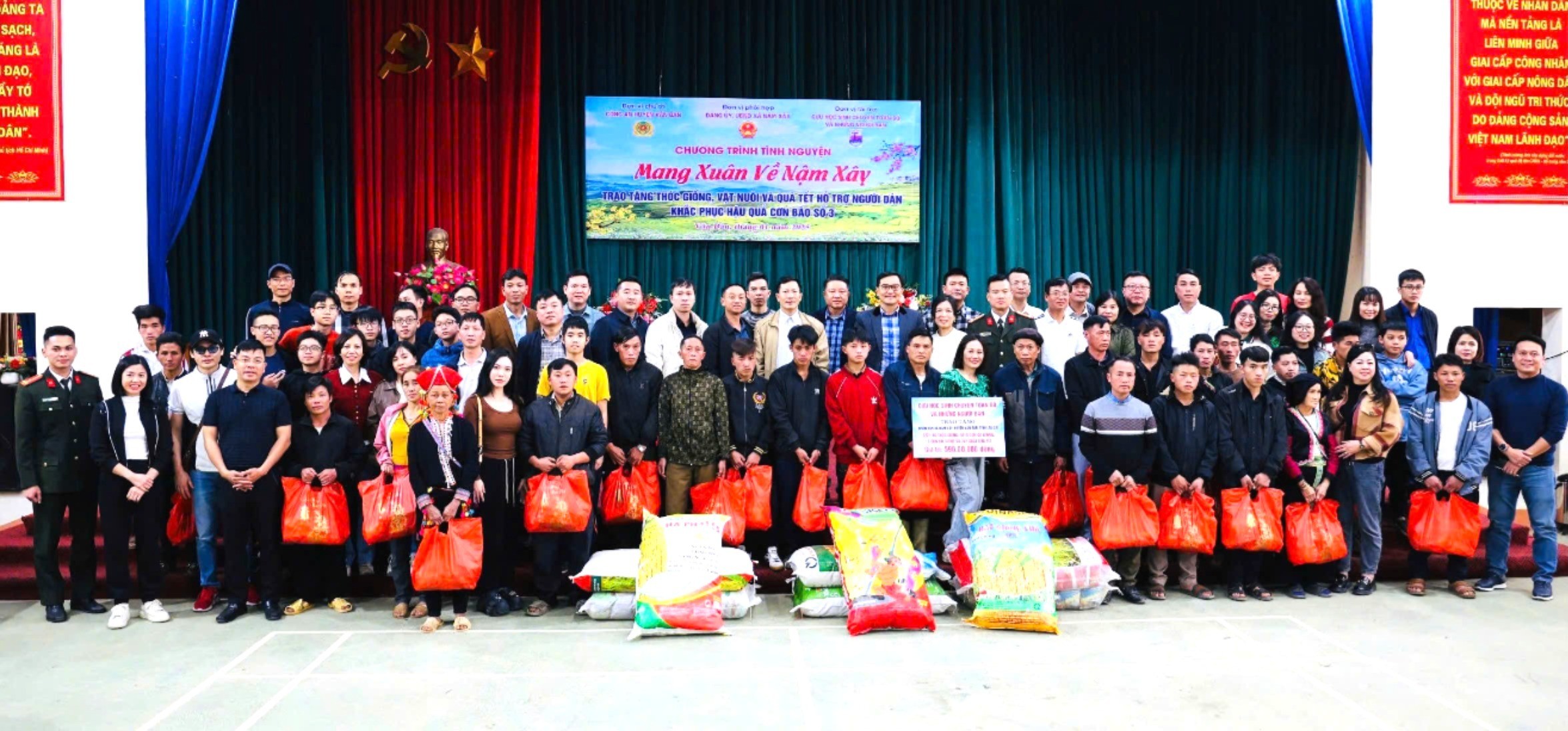 Đoàn thiện nguyện tặng quà người dân xã Nậm Xây. 3-1810.jpg