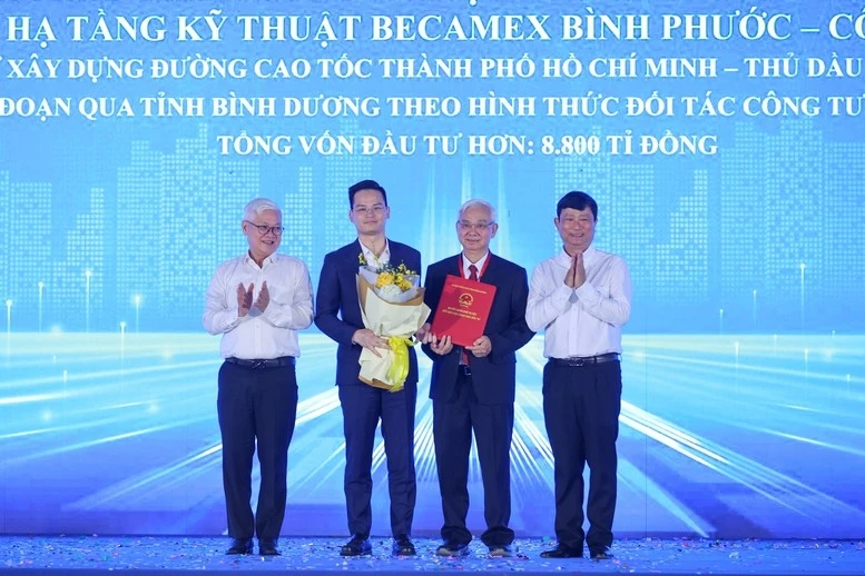 Lãnh đạo tỉnh Bình Dương trao chứng nhận lựa chọn nhà đầu tư dự án.