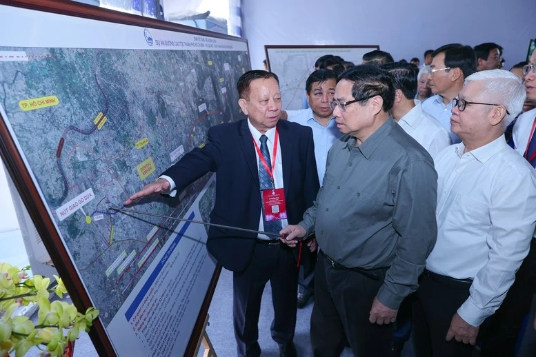 Thủ tướng nghe các cơ quan chức năng báo cáo về dự án cao tốc TPHCM - Thủ Dầu Một - Chơn Thành đoạn qua tỉnh Bình Dương.