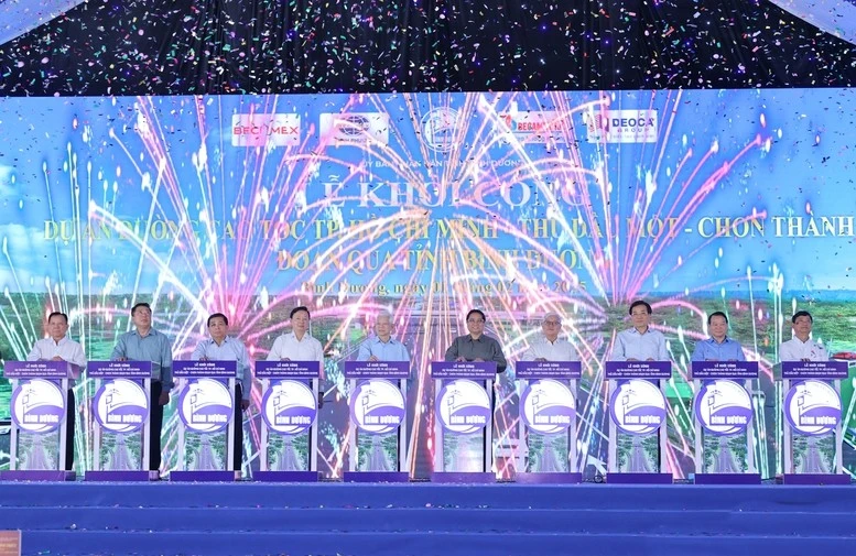 Thủ tướng Phạm Minh Chính, Phó Thủ tướng Trần Hồng Hà và các đại biểu thực hiện nghi thức khởi công dự án cao tốc TPHCM - Thủ Dầu Một - Chơn Thành đoạn qua tỉnh Bình Dương.