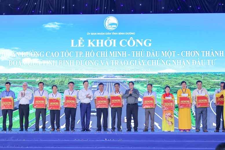 Thủ tướng Phạm Minh Chính, Phó Thủ tướng Trần Hồng Hà trao quà cho các hộ gia đình chính sách tỉnh Bình Dương. Thủ tướng Phạm Minh Chính, Phó Thủ tướng Trần Hồng Hà trao quà cho các hộ gia đình chính sách tỉnh Bình Dương.