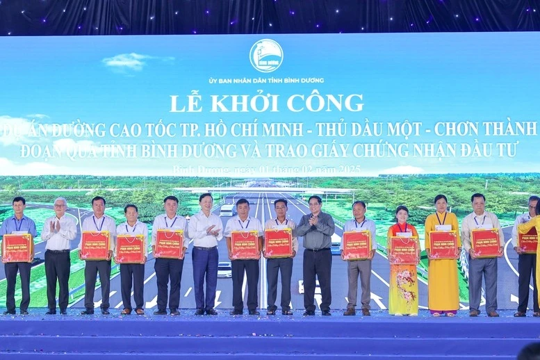Thủ tướng Phạm Minh Chính, Phó Thủ tướng Trần Hồng Hà trao quà cho các hộ gia đình chính sách tỉnh Bình Dương.