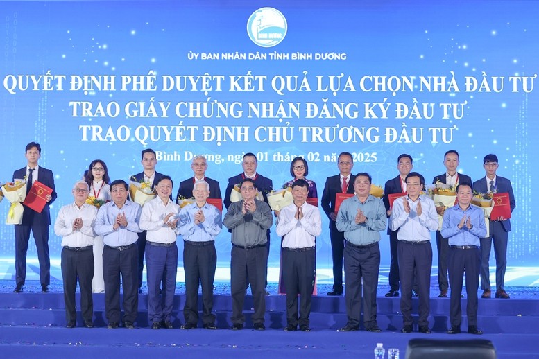 Thủ tướng và các đại biểu, cùng lãnh đạo tỉnh Bình Dương chụp ảnh lưu niệm với các nhà đầu tư được cấp giấy chứng nhận đầu tư tại Bình Dương. Thủ tướng và các đại biểu, cùng lãnh đạo tỉnh Bình Dương chụp ảnh lưu niệm với các nhà đầu tư được cấp giấy chứng nhận đầu tư tại Bình Dương.