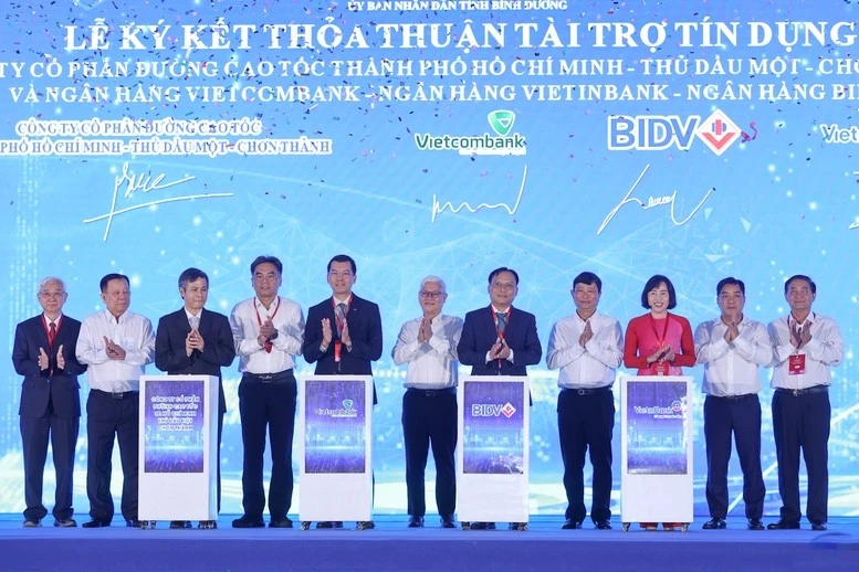 Lãnh đạo tỉnh Bình Dương chứng kiến lễ kết thỏa thuận tài trợ tín dụng của 4 ngân hàng cho dự án.