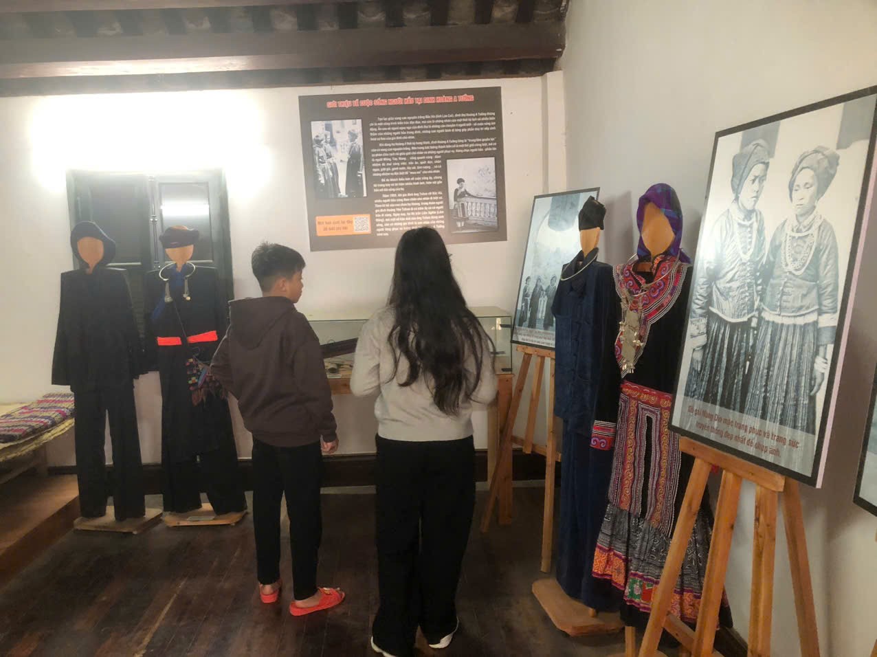 Phòng trưng bày đồ dệt thổ cẩm trong Dinh thự Hoàng A Tưởng.