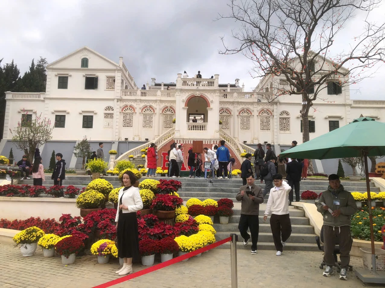 Du khách tới tham quan, check-in khu Di tích Dinh thự Hoàng A Tưởng.