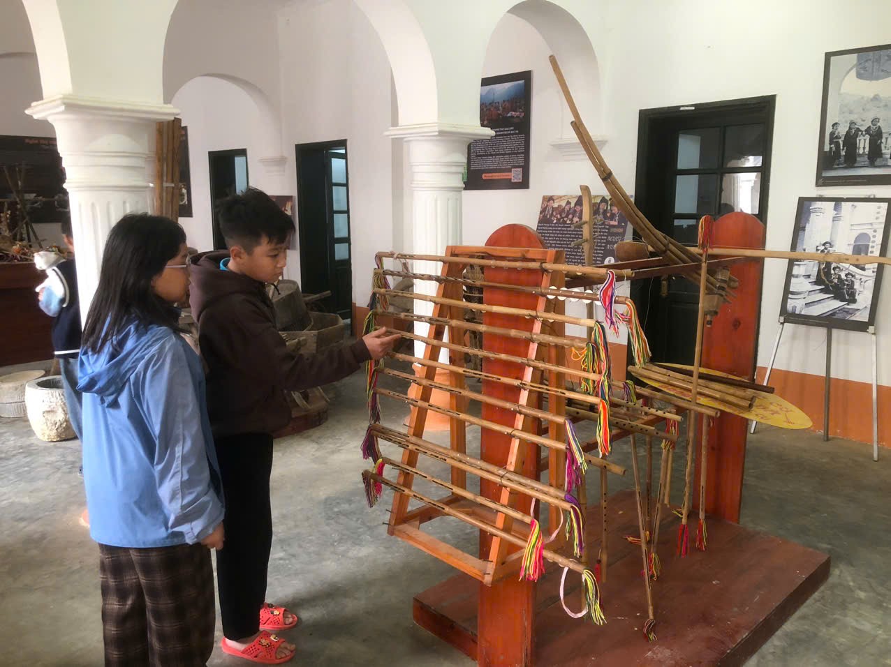 Phòng trưng bày các nhạc cụ dân tộc trong Dinh thự Hoàng A Tưởng.