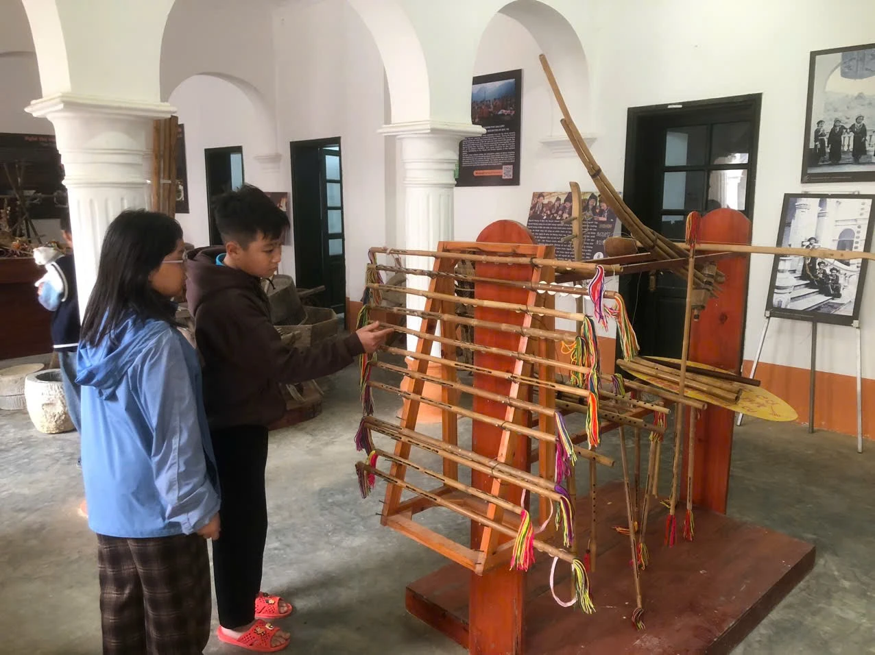 Phòng trưng bày các nhạc cụ dân tộc trong Dinh thự Hoàng A Tưởng.