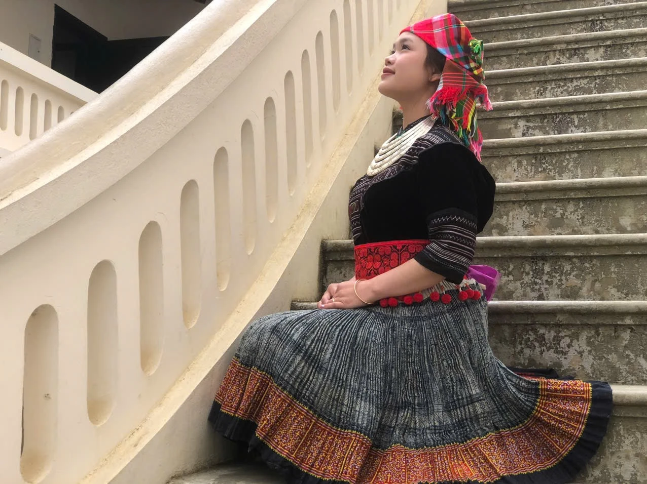 Thiếu nữ người Mông check-in bên bậc thềm Dinh thự Hoàng A Tưởng.