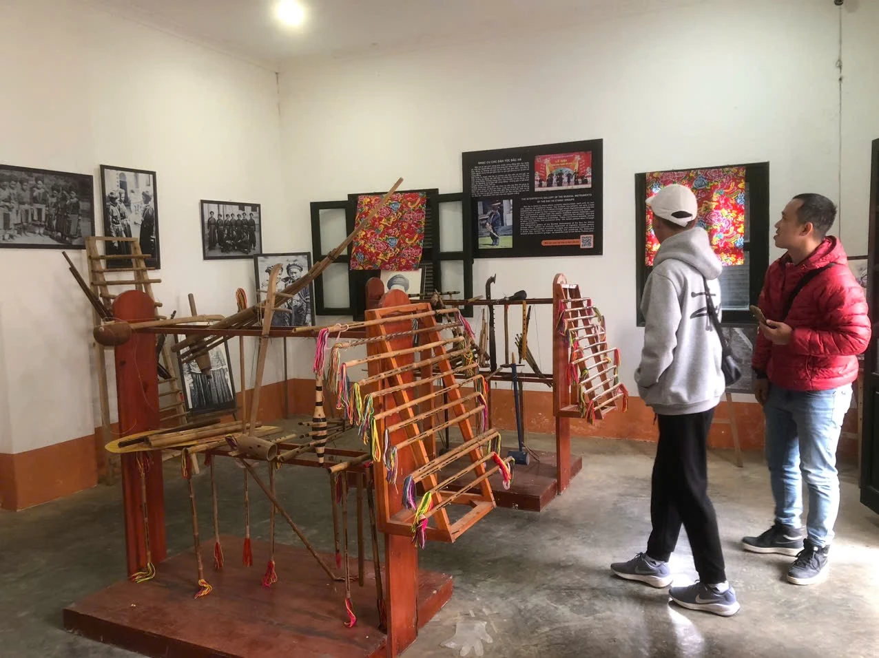 Du khách trải nghiệm tham quan không gian trưng bày tại Dinh thự Hoàng A Tưởng.