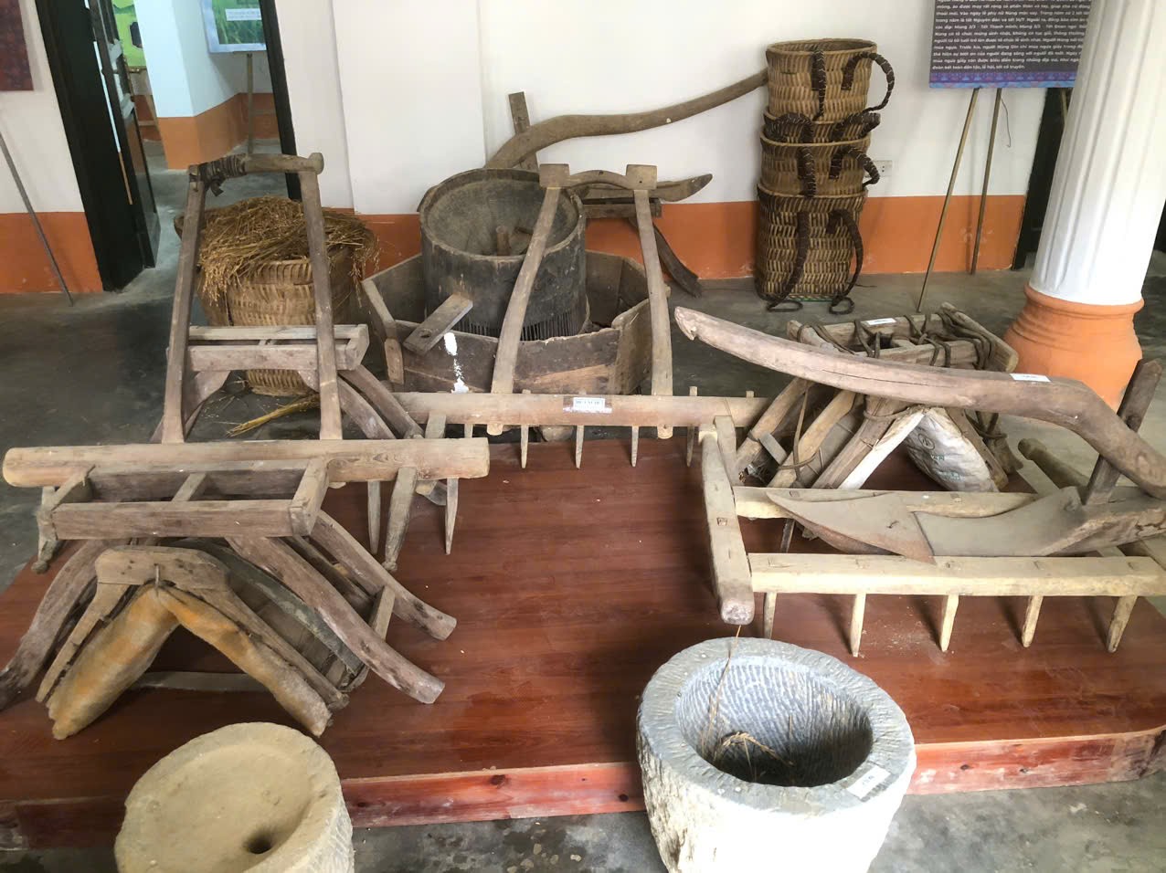 Các nông cụ phục vụ sản xuất được trưng bày tại Dinh thự Hoàng A Tưởng.
