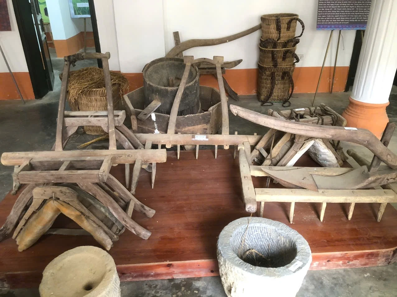 Các nông cụ phục vụ sản xuất được trưng bày tại Dinh thự Hoàng A Tưởng.
