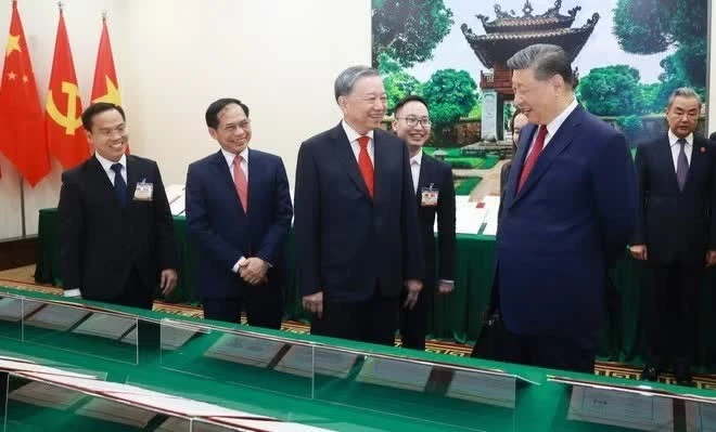 Tổng Bí thư Tô Lâm và Tổng Bí thư, Chủ tịch Trung Quốc Tập Cận Bình chứng kiến trưng bày các văn kiện hợp tác giữa hai nước trong khuôn khổ chuyến thăm Việt Nam của đồng chí Tập Cận Bình tháng 4/2025.