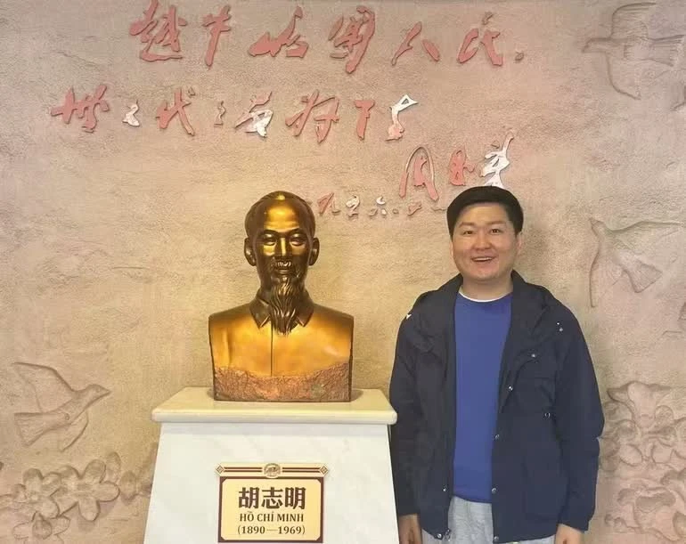 Ông Thẩm Thi Vĩ thăm Nhà lưu niệm Chủ tịch Hồ Chí Minh ở Long Châu, Quảng Tây, Trung Quốc, tháng 12/2023. (Ảnh do nhân vật cung cấp)
