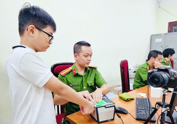 Cùng với nỗ lực xây dựng công dân số của Bộ Công an, các bộ, ngành cần phải gấp rút số hóa các cơ sở dữ liệu quốc gia, cơ sở dữ liệu chuyên ngành để phục vụ chính quyền hai cấp. Cùng với nỗ lực xây dựng công dân số của Bộ Công an, các bộ, ngành cần phải gấp rút số hóa các cơ sở dữ liệu quốc gia, cơ sở dữ liệu chuyên ngành để phục vụ chính quyền hai cấp.