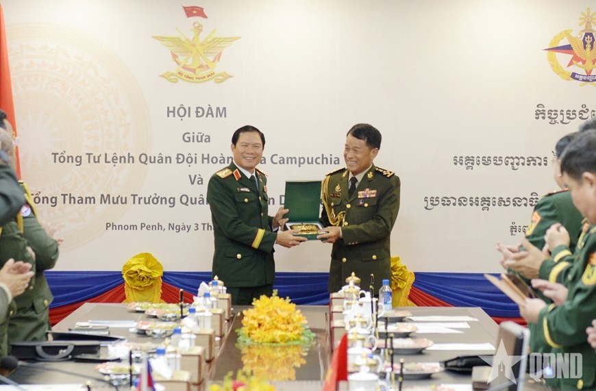 Đại tướng Nguyễn Tân Cương trao quà lưu niệm tặng Đại tướng Vong Pisen. Đại tướng Nguyễn Tân Cương trao quà lưu niệm tặng Đại tướng Vong Pisen.